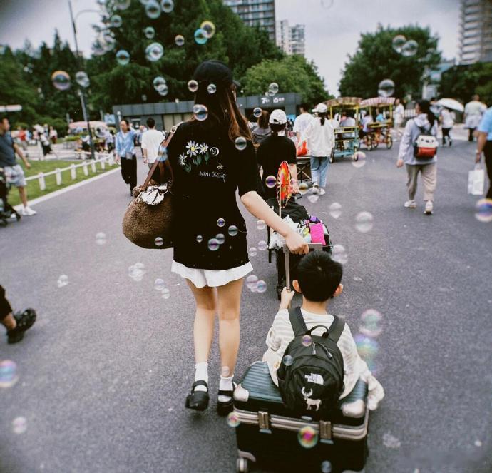 赵丽颖带儿子露营，两人一起搭建帐篷，所以挣再多的钱也没用，孩子需要的是陪伴，孩子