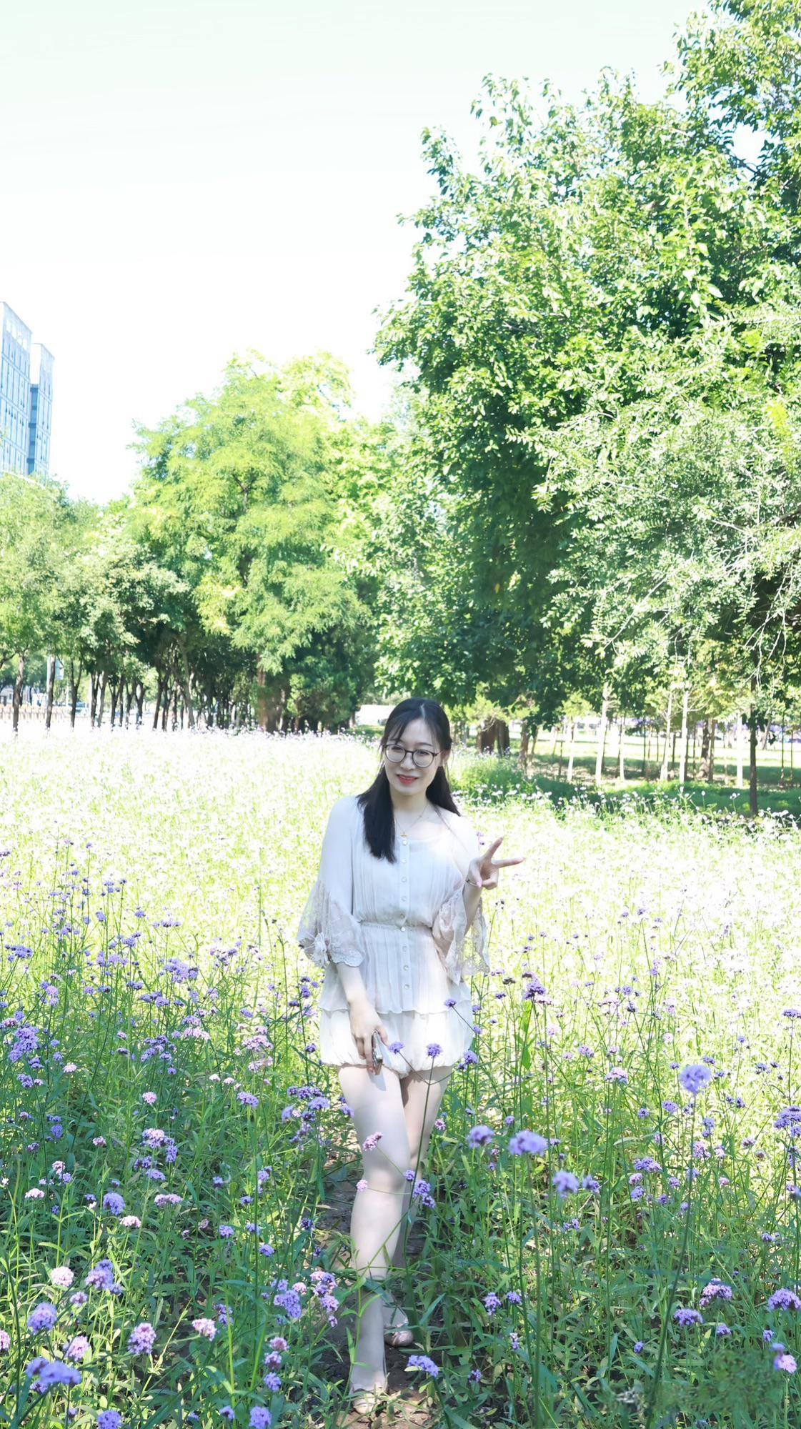 眼镜姐姐分享美女穿搭服饰 为什么漂亮的女孩都喜欢高跟鞋 晒出你的通勤鞋