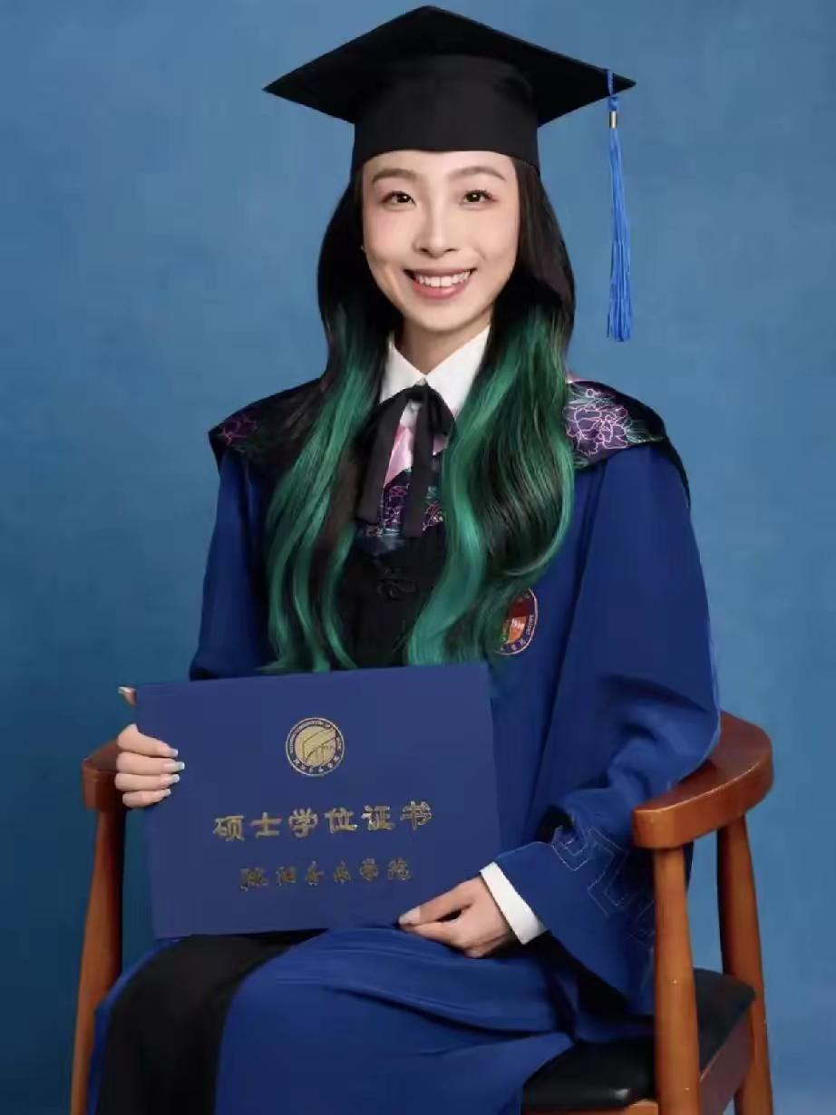 荒唐的女研究生
某女，当年以优异的成绩考上了名牌大学，后又考上知名大学的研究生。