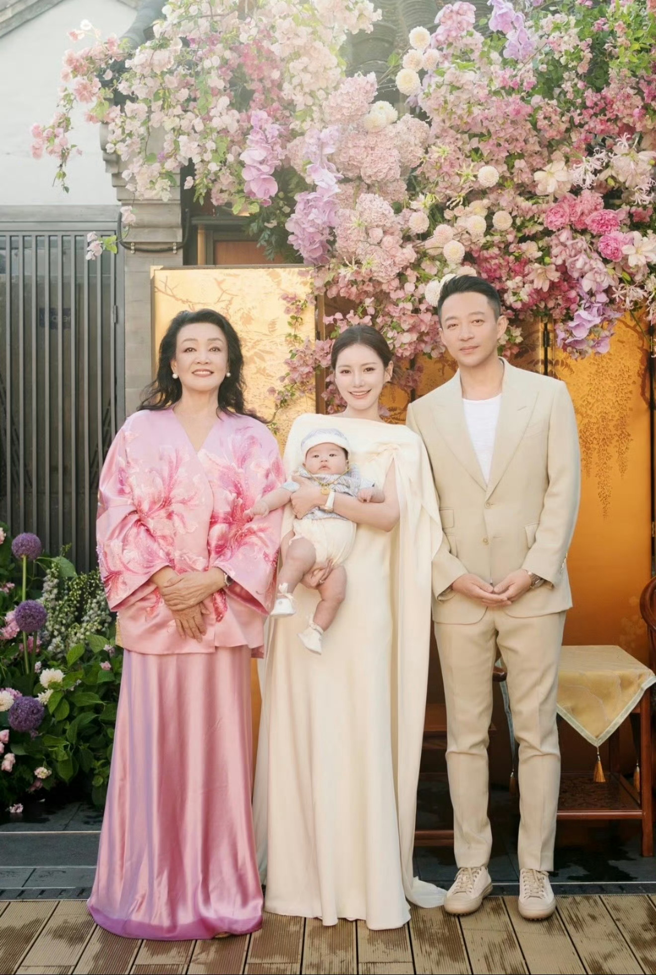 马筱梅儿子百日宴汪小菲和马筱梅的儿子百日宴，首次公开了儿子的大名，叫汪吉辰。合影