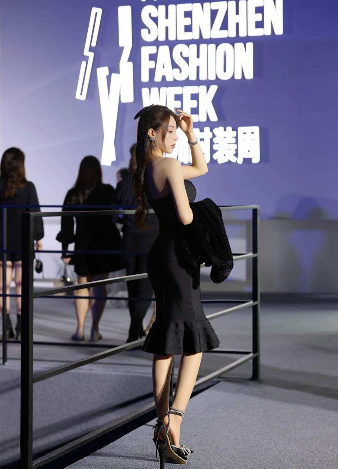 气质女神@Lynn刘奕宁发布
女神的街拍系列,灵动多姿的身段与袅袅撩人心扉气质曼