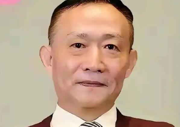 卢麒元又火了，网上吵得脸红脖子粗，谁也说服不了谁。他直播说“精英不爱国，就是下一