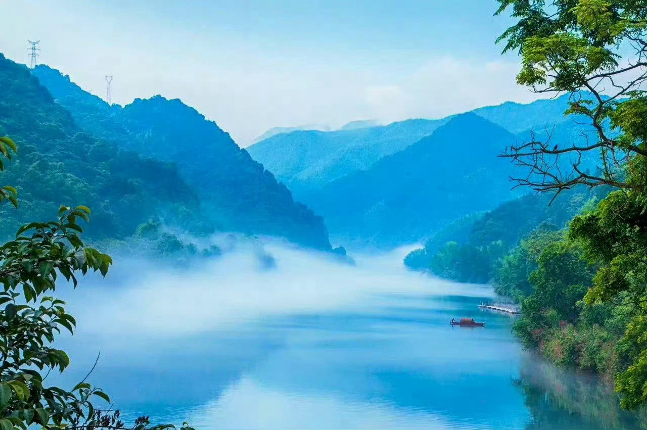 湖南株洲·小东江，宛若一条白色的玉带在峡谷中飘舞，如梦如幻，宛若仙境。 ​ ​​