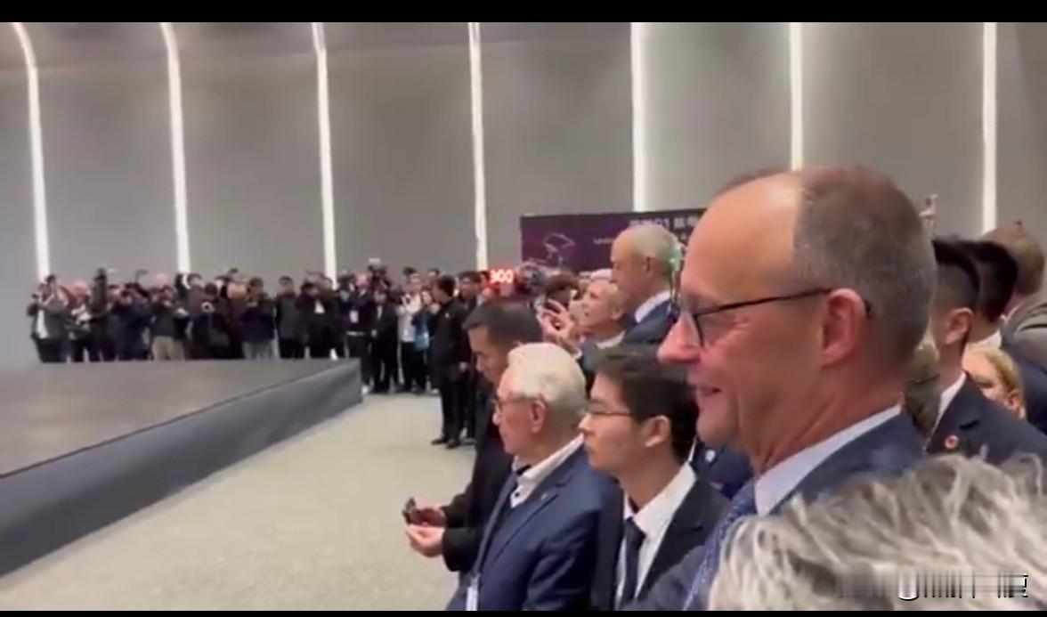 三十年河东三十年河西。

德国总理默茨在杭州被机器人秀了一脸。现在德国还是世界第