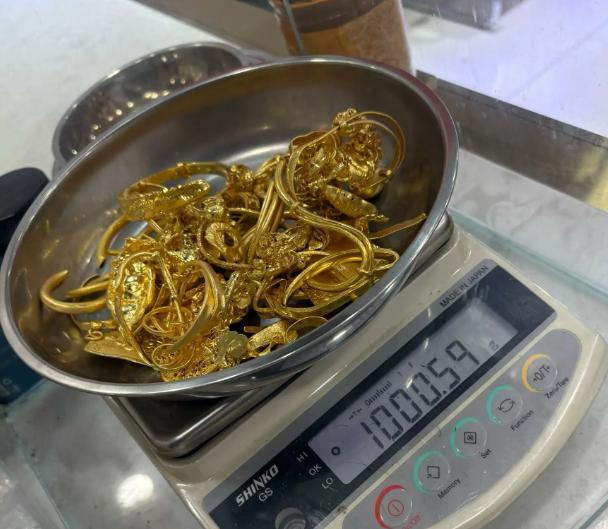 金价一涨，街头巷尾的黄金回收店和典当行就异常热闹，不少人拿着家里存放多年的旧金饰