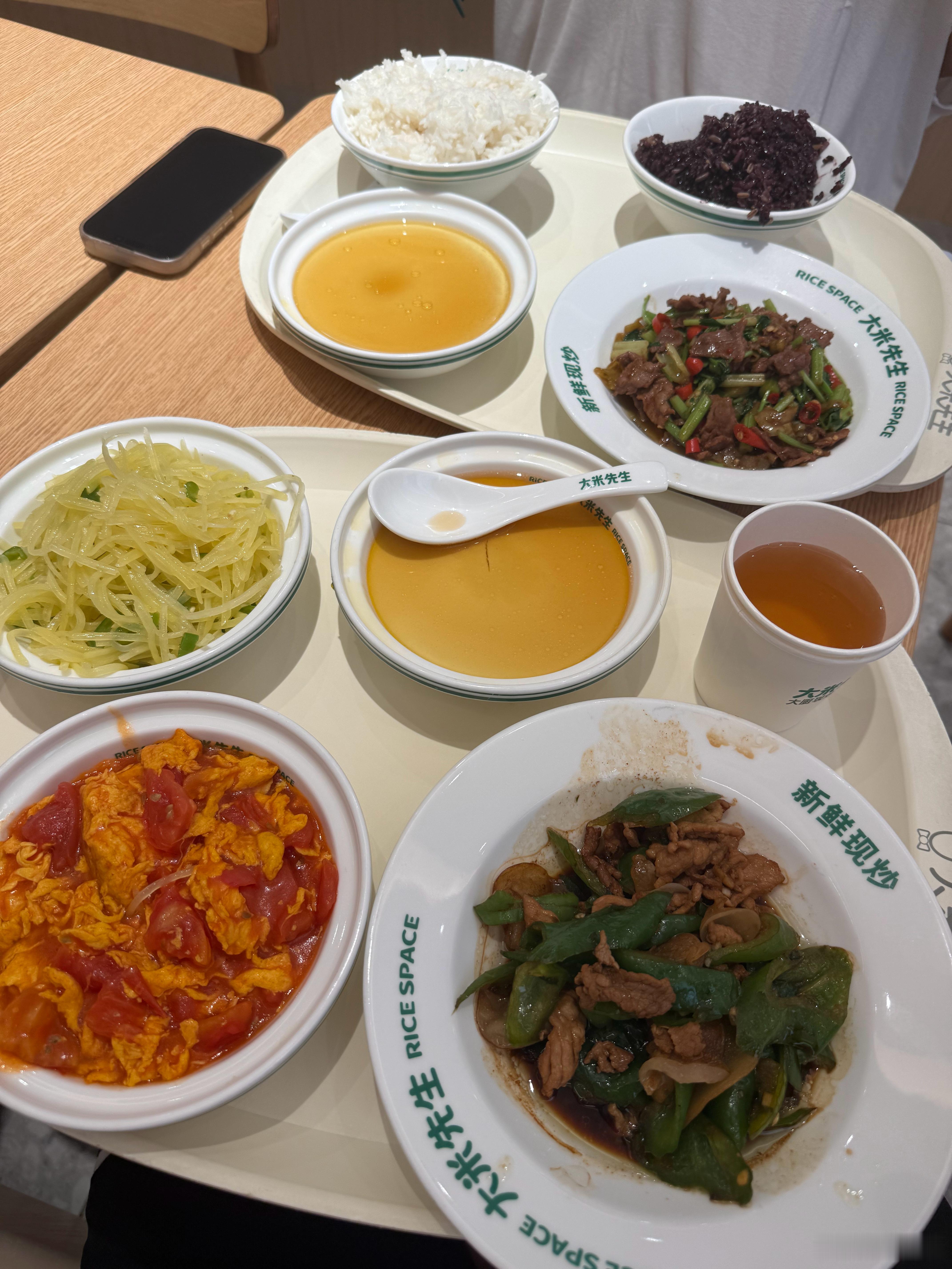 大米先生的60块套餐无敌了，小炒肉➕炒牛肉➕西红柿鸡蛋➕土豆丝➕两份蒸蛋，还是现