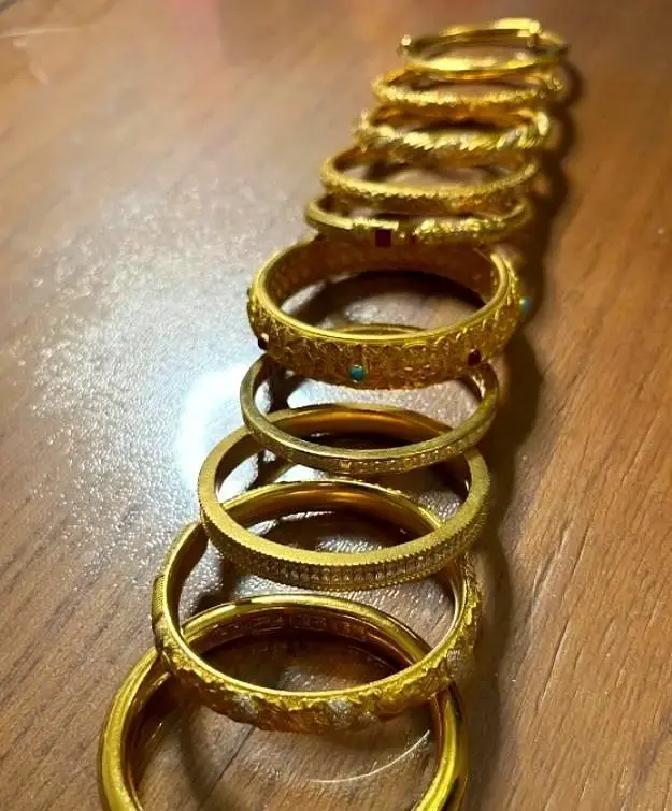 金价差150块一克，首饰全是冤枉钱
 
昨天去商场，老凤祥挂牌625，隔壁银行金