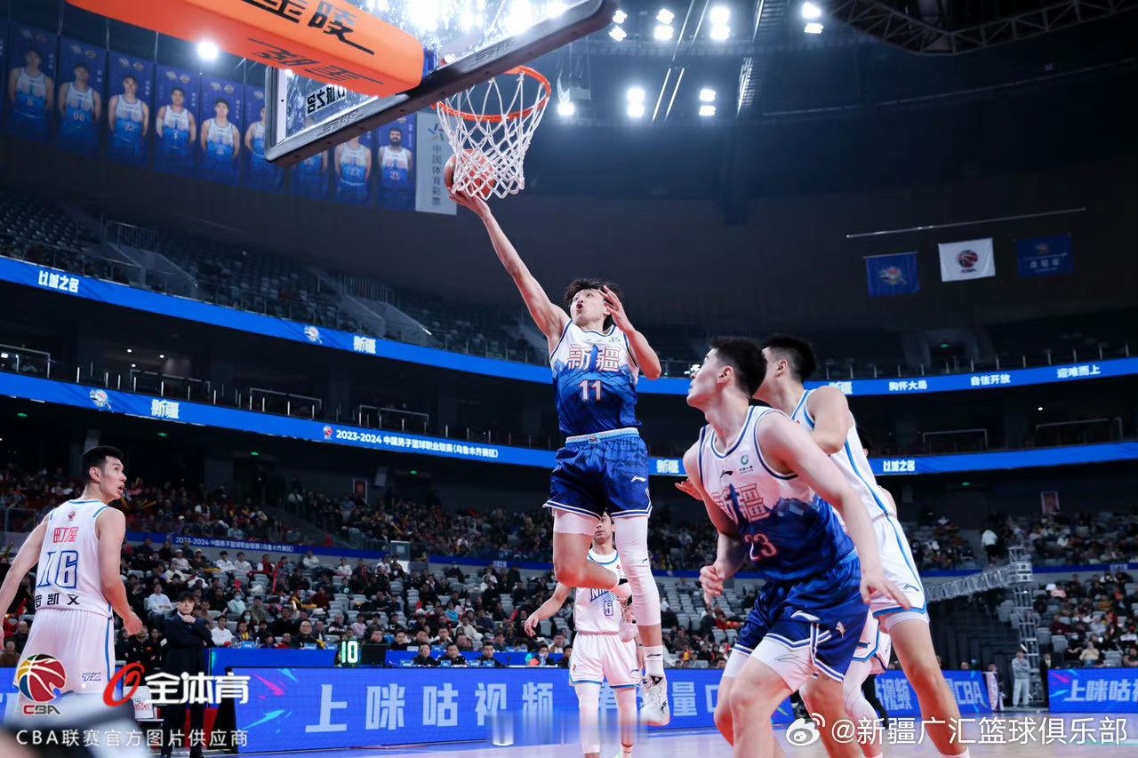 今天齐麟的姨奶奶在场边观战，来自家人的助阵让他发挥更加高效，上半场就砍下22 分