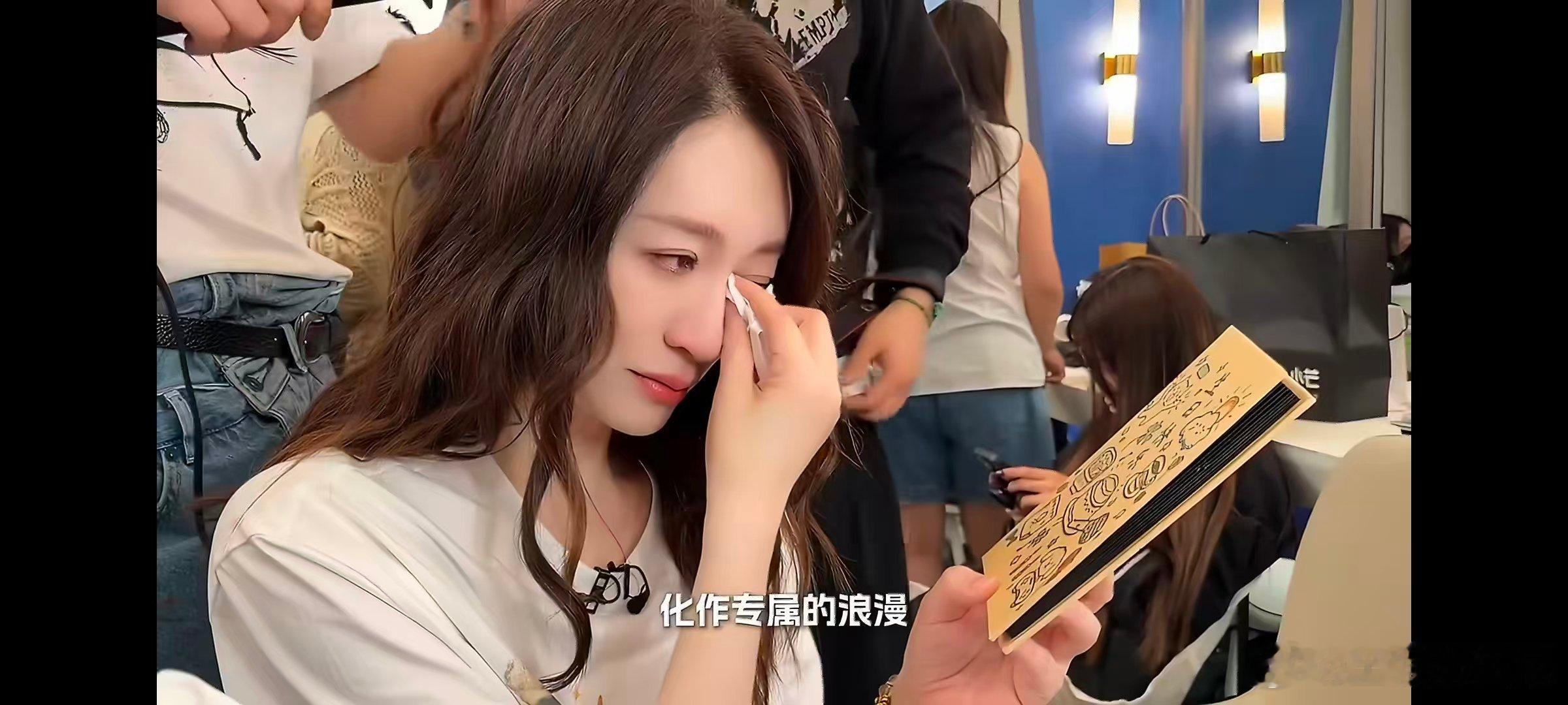 李小冉看粉丝祝福感动落泪柔软内心被爱意填满，李小冉乘风看粉丝祝福落泪，愿永远被温