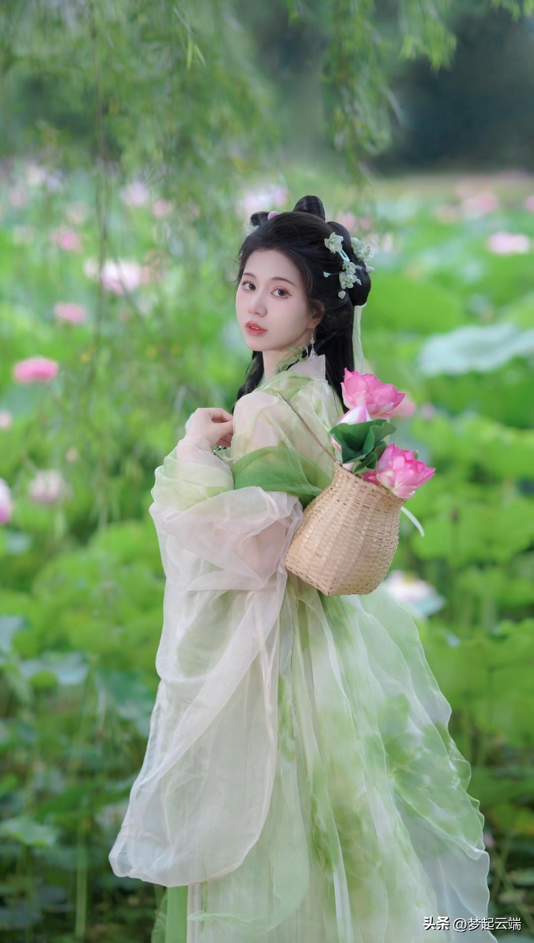 古风少女，荷塘漫步，花篮相伴，唯美如画。