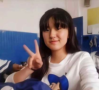 据说这是赵露思中学时期学生照流出你觉得她中学时期长得好看吗？我感觉挺普通的呀！ 