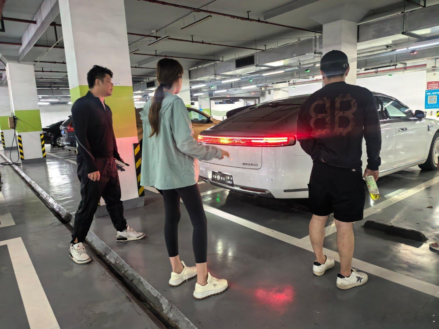 朋友生病住院，昨天去看他，临走的时候，大家都要下楼送我，问我开什么车来的，我说“
