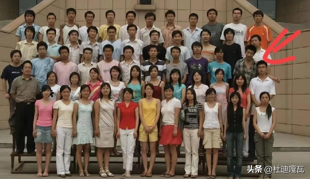 看到这副张雪峰曾经的毕业照，当时真的是平淡无奇的样子，和其他同学对比起来确实没有