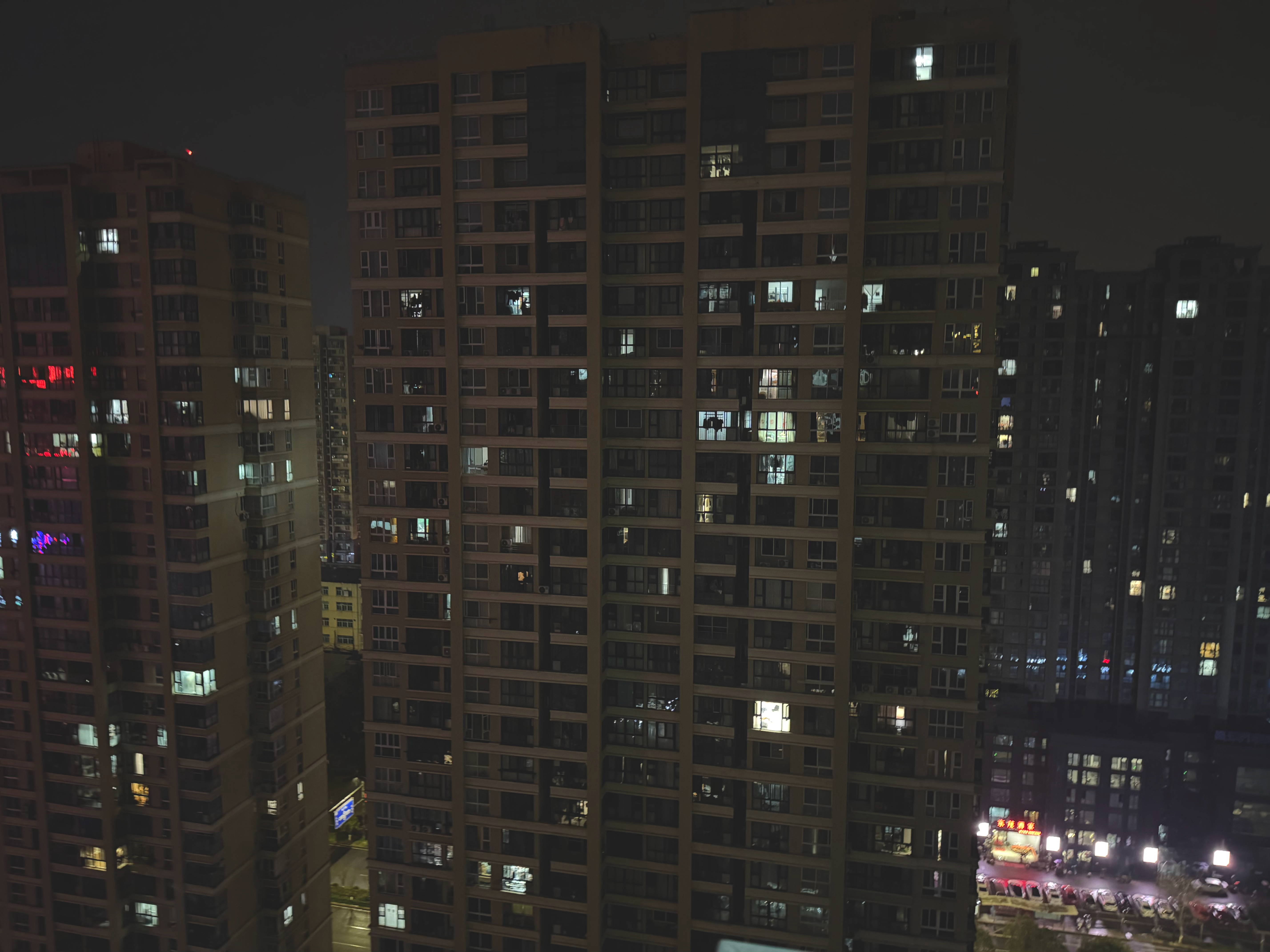 我的头脑渐渐开始麻掉，可能喝了酒又吃了太多的药💊🥃🥃 龙港