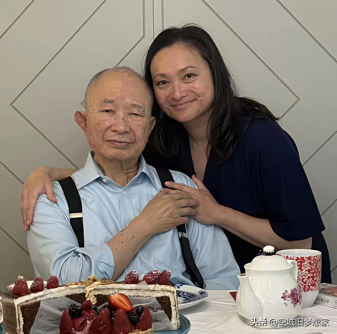 看到吴宇森导演的近照，心里真的咯噔一下。曾经在片场叱咤风云、用镜头书写江湖的英雄