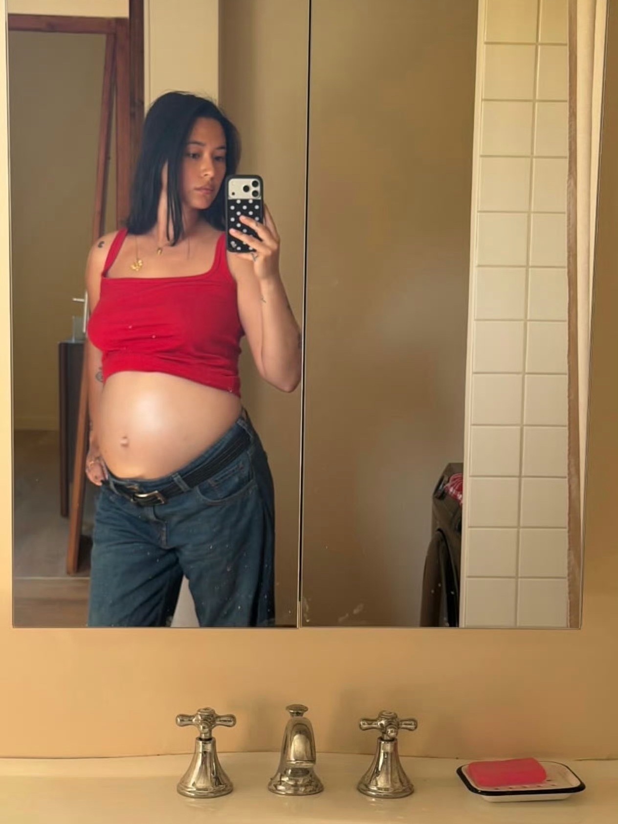 姜文女儿怀孕姜文女儿怀孕这事儿上热搜了，31岁，孕晚期看着状态还挺好。她自己说是