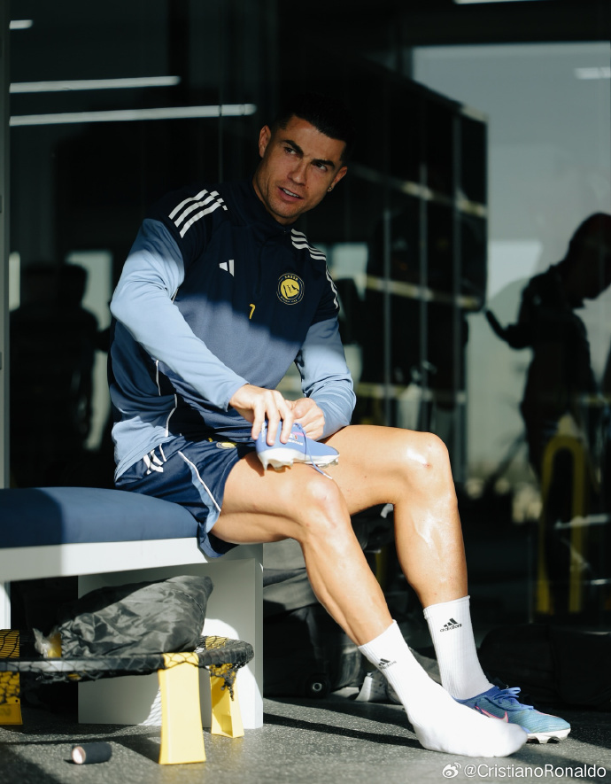 【#C罗今夏可能离开利雅得胜利#】#C罗可能重返欧洲或前往美职联# 据葡媒《记录