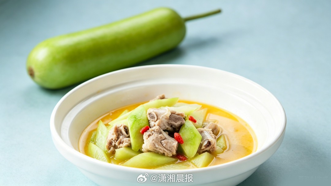 【#夏天哪些瓜类蔬菜发苦不能吃#】夏天，是各种瓜类蔬菜大量上市的季节，比如葫芦瓜