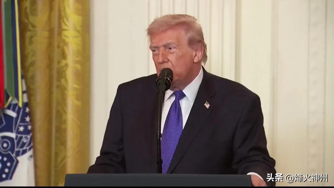 特朗普首次承认美国军人阵亡。特朗普表示：“今天，我们为四位在战斗中牺牲的英勇美国
