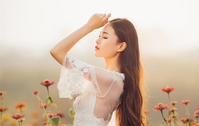 不会拍人像怎么办？摄影口诀“三句半”，好方法拍出好照片

镜头抬起来，人物也站好