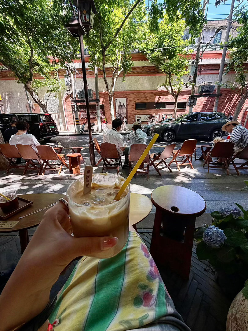 上海夏天消暑的正确打开方式上海人对付酷暑自有一套松弛法则，午后躲进室内吹着风享用
