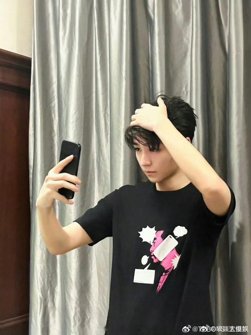 丁程鑫见到王俊凯一秒坐直谁懂这份师兄弟氛围感，丁程鑫瞥见王俊凯瞬间坐直身子，乖巧