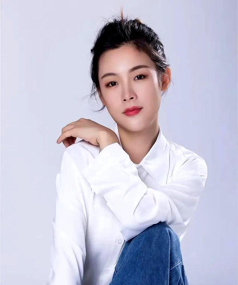 女主角翻车，吴京怒砸1个亿，只为换掉她。
 
眼看7亿大片就要成了，女主角“学历