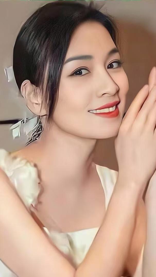 张庭，本名张淑琴，中国台湾女演员，有“酒窝女神”之称 。因广告出道，凭借《戏说乾