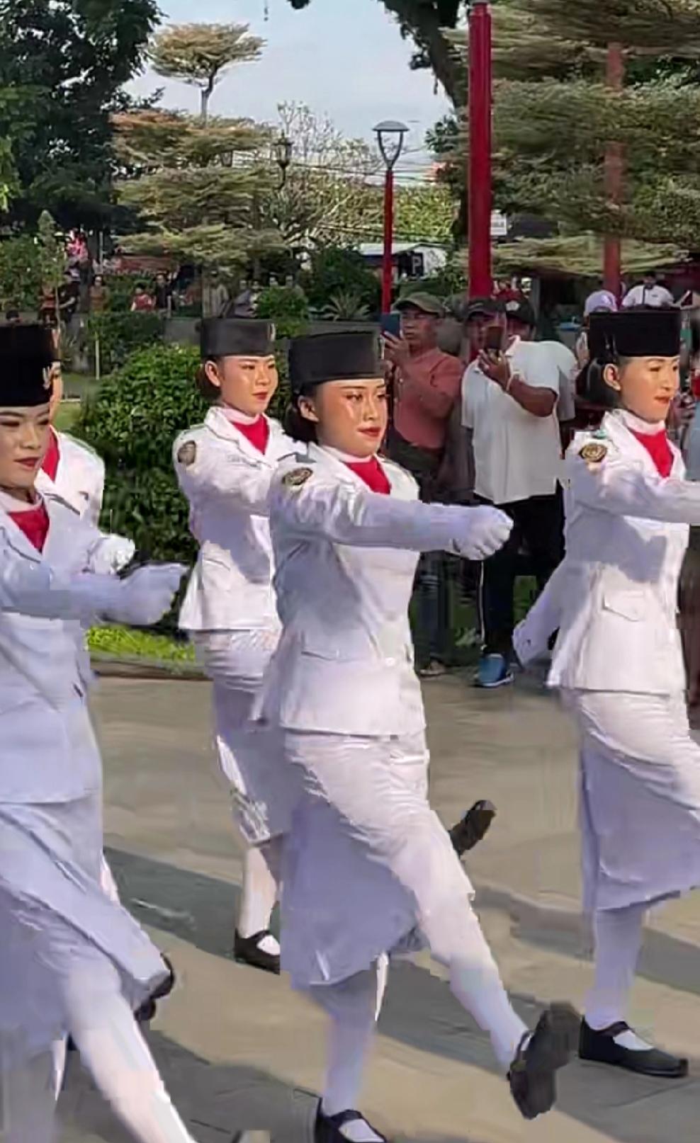 今天刷到印度尼西亚女兵走军步的视频，我直接原地裂开了！那步伐妥妥顺拐了啊！

据
