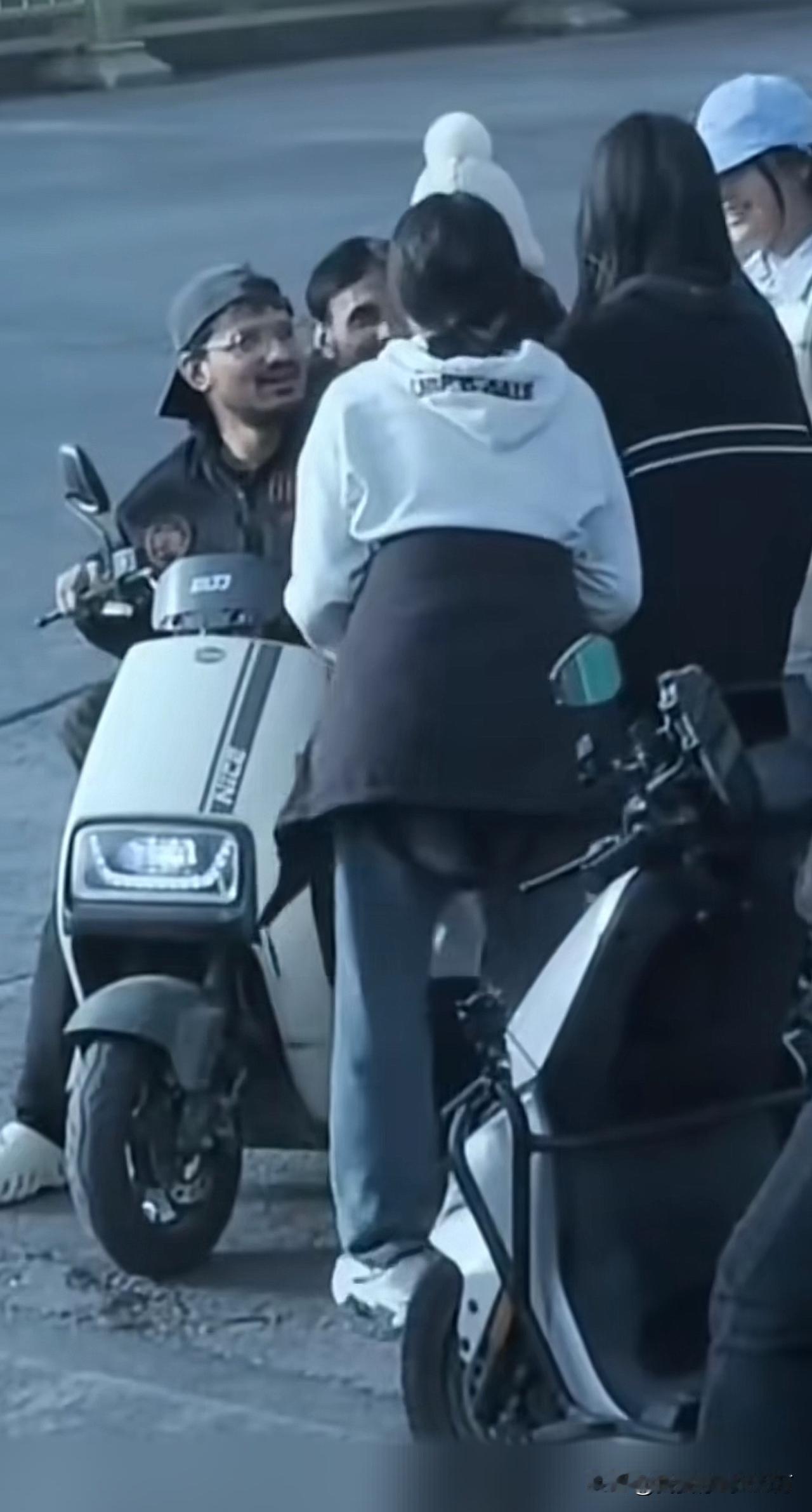 印度阿三骑个电动车，
几个女生就像苍蝇见到屎一样的围上去，
笑容那叫一个灿烂！
