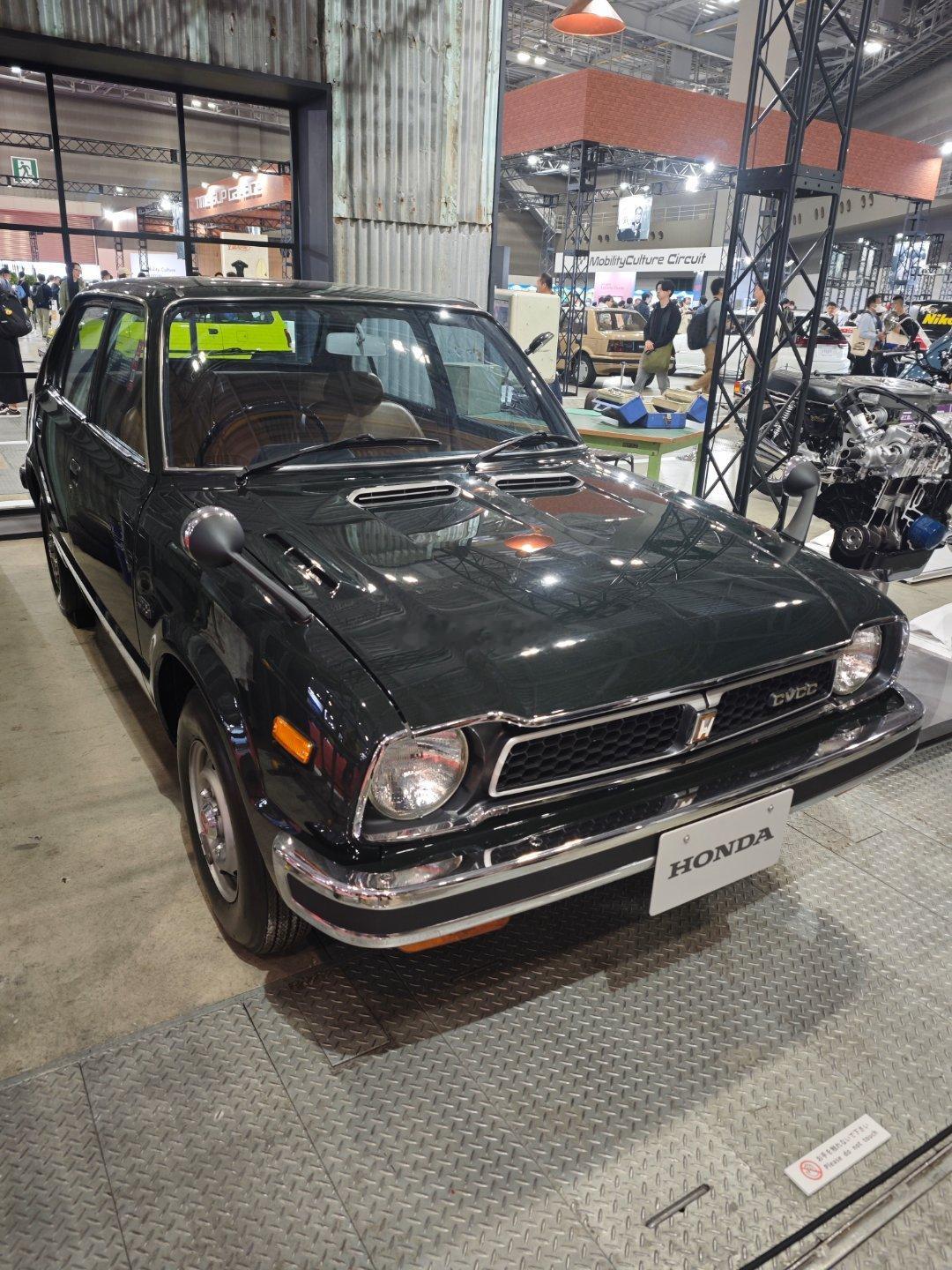 1973中东战争引起石油危机，石油输出国OPEC对美国禁运，美国油价大涨，随后颁