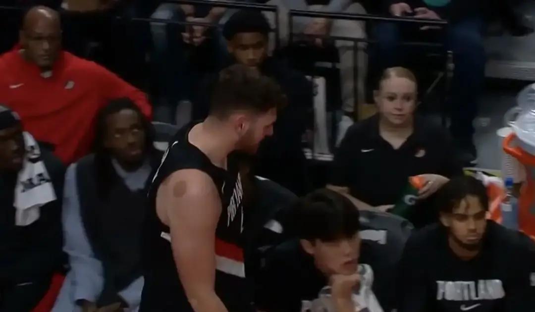 场均16+9+3，盖帽数据都快冒烟了，他的电话依然静默。
你以为是球探报告出错了