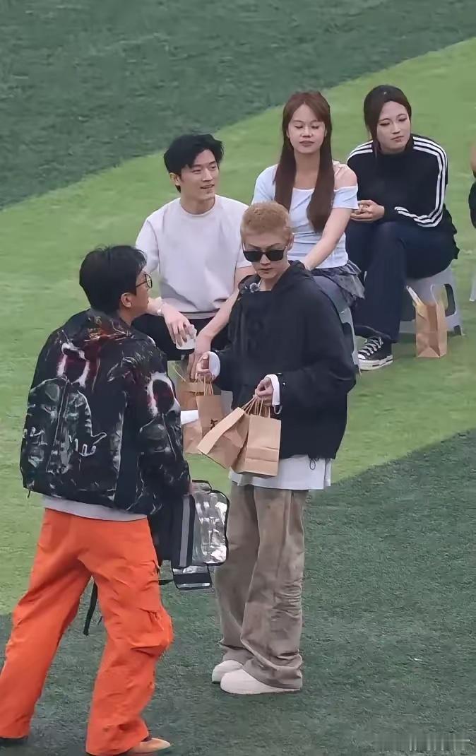 鹿晗是不是要代言👓了 ？ 
