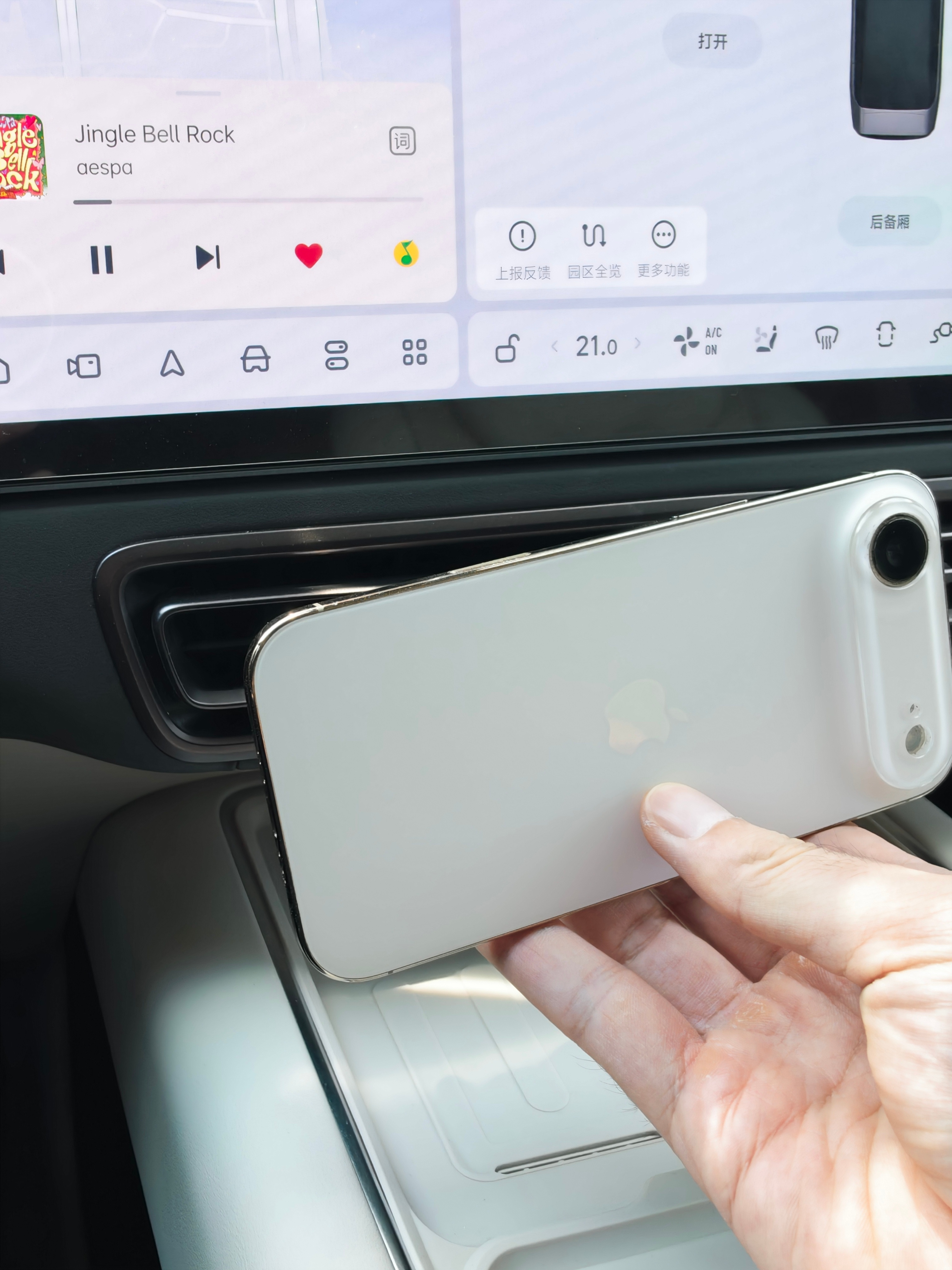 iPhone Air续航一般、在车里无线充发热烫手、没有广角，这些我都能接受，毕
