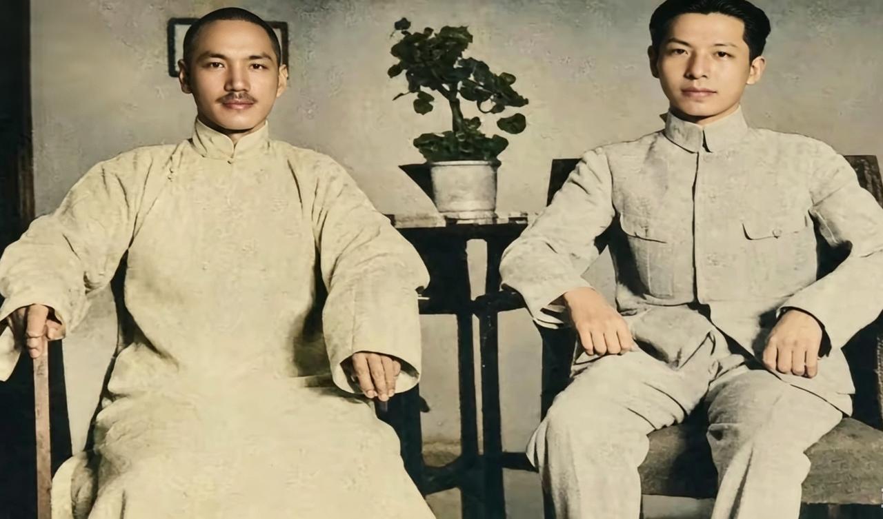【绝版彩照·历史转折】
一张罕见高清彩图，曝光蒋介石与张学良的第一次会面！
19