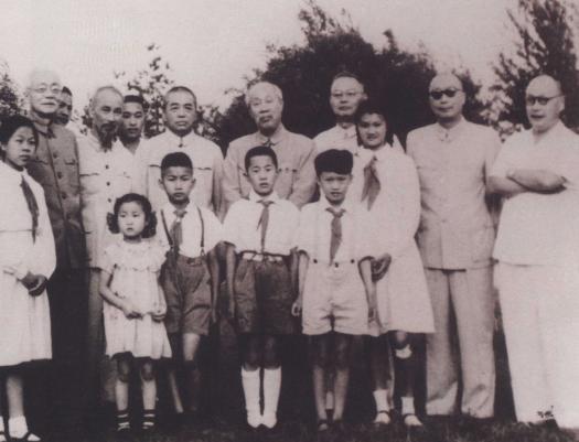1959年夏天，越南领导人胡志明主席来中国，前排左一是林伯渠。左二是胡志明主席。