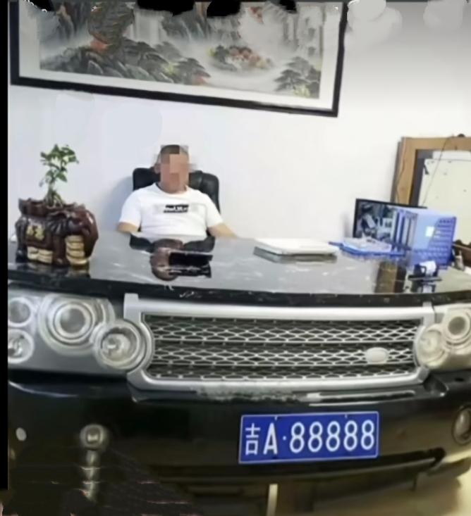 一个公司老板在网上晒他的奇特办公桌，自以为能赢得一片赞誉之声，哪知道网民才不买账