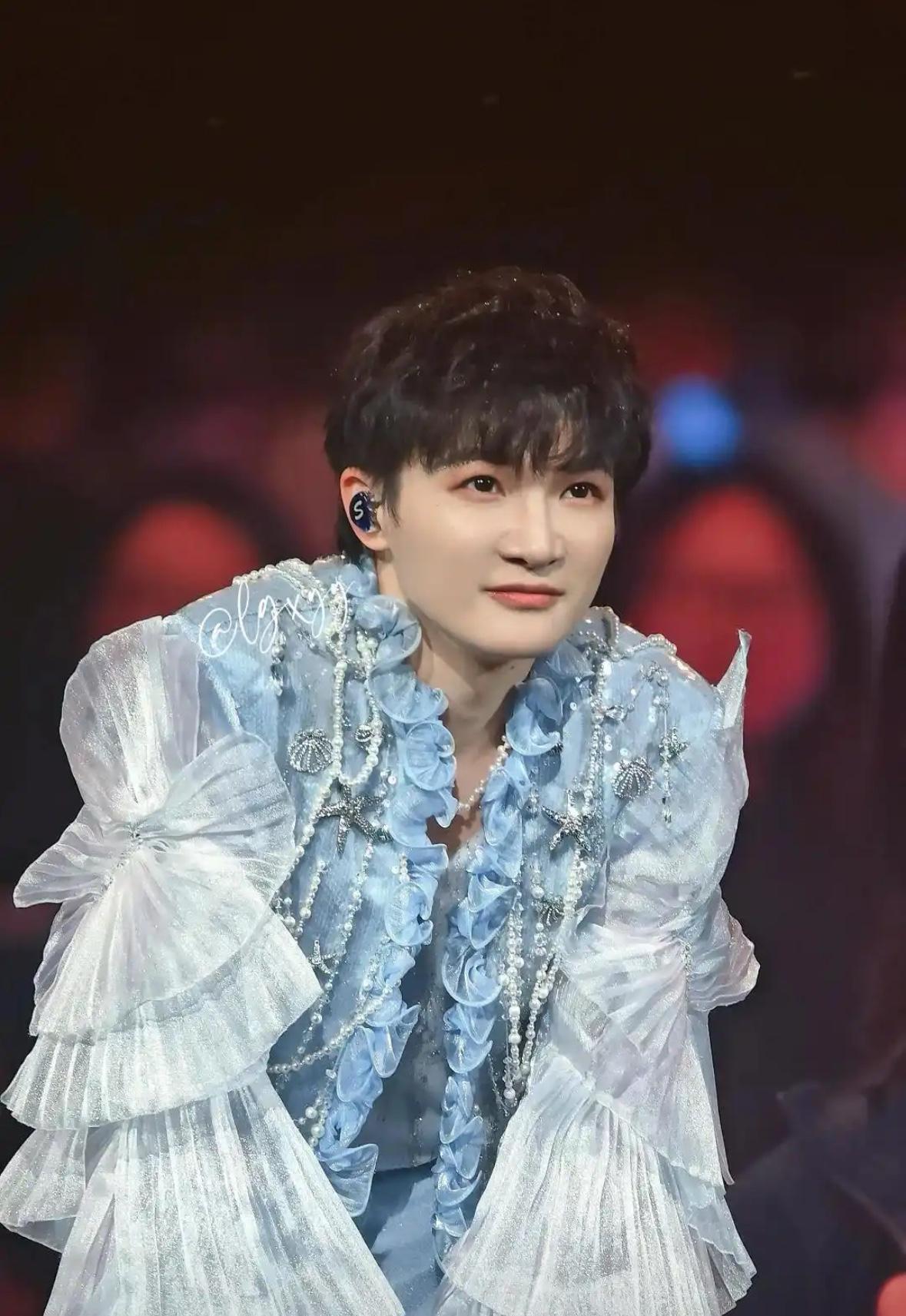 周深自掏百万捐港，一众明星沉默，事件藏着什么蹊跷.
最近有网友发现周深自己出钱捐