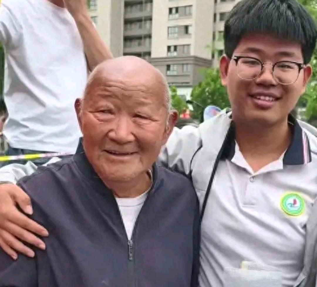 泪目！山东菏泽，77岁爷爷陪孙子高考，考完后，少年走出考场，一把搂住白发爷爷！谁