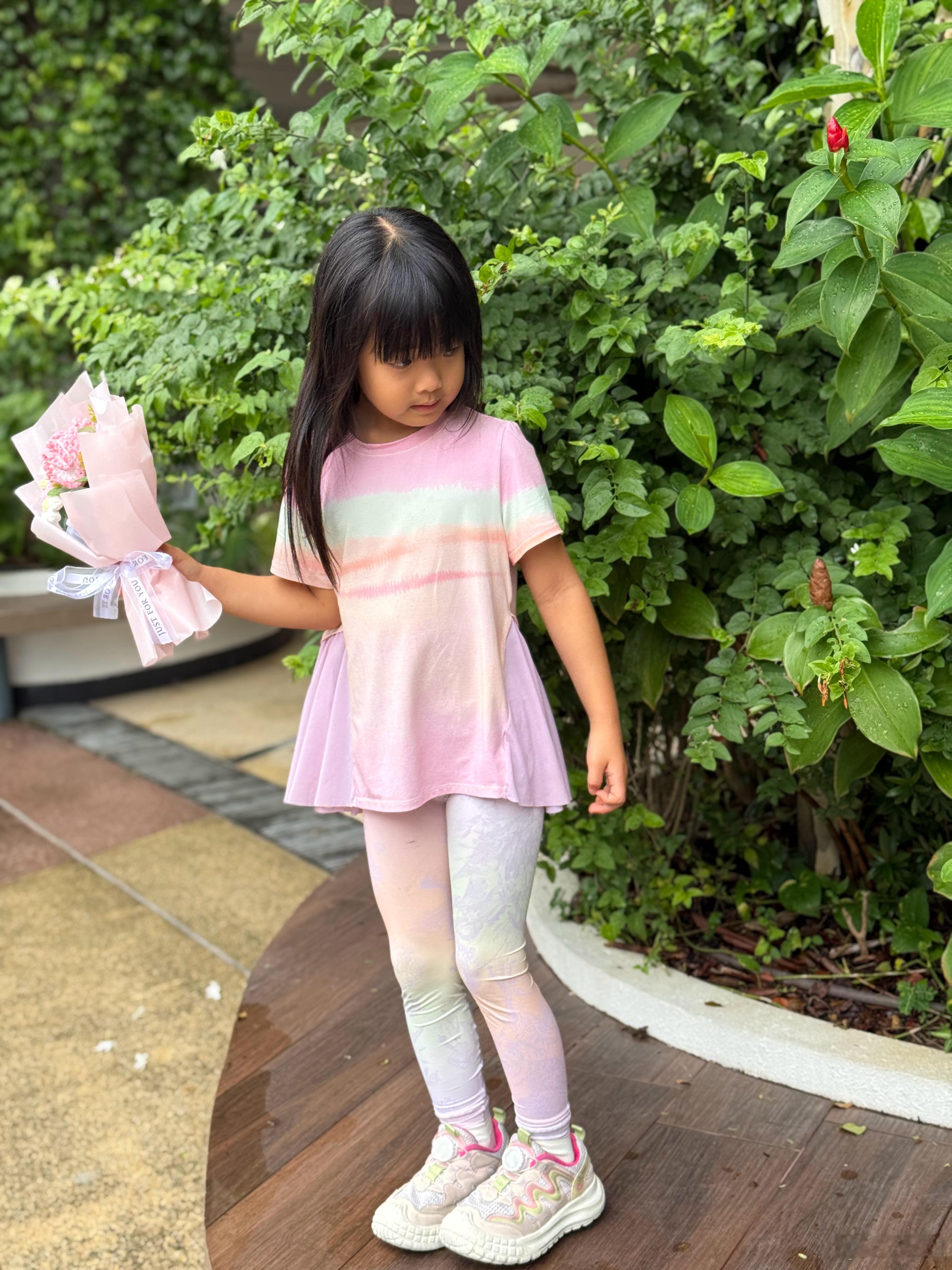 来学校看妹的演出上次没有买花被批评了这次小陈买了花妹很震惊，是假的花勉为其难收下