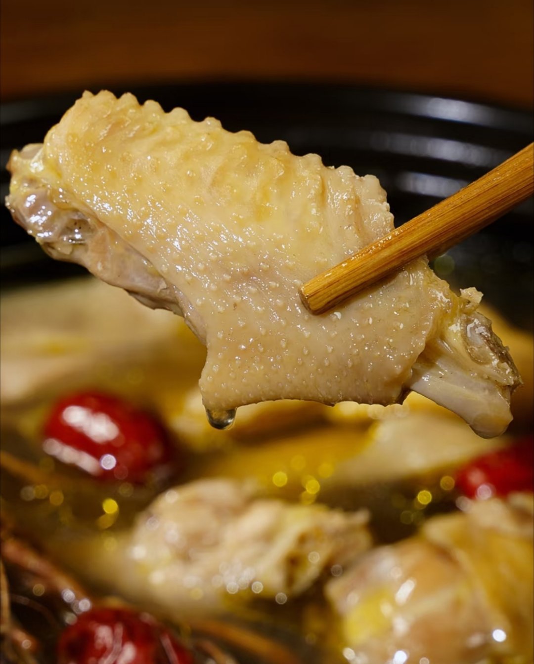 三大影后居然坐一起讨论怎么养鸡鸡得骟过肉才嫩，养到差不多可以宰了，用五指毛桃在浸