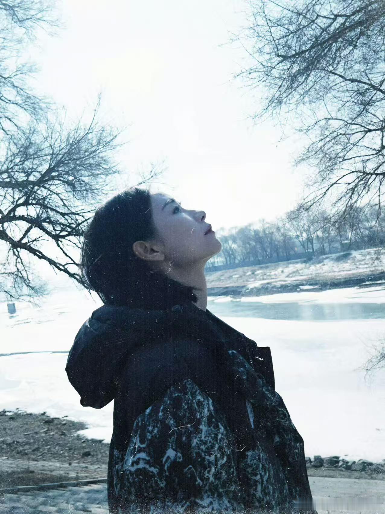 刘雅瑟深v开到腰了北京国际电影节 北京国际电影节开幕，刘雅瑟深V礼服搭配黑白撞色