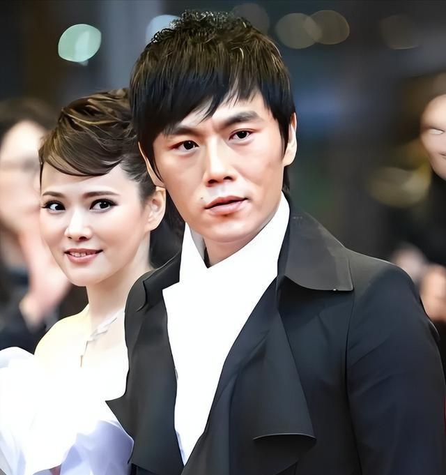 2008年，张宇提醒好朋友庾澄庆：“你老婆伊能静，最近有点诡异，你可要当心。”庾