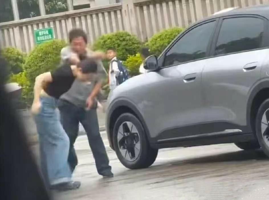 保安大爷的一耳光，

把女车主脑瓜子打的嗡嗡的，

差点把她眼镜打掉，

原以为