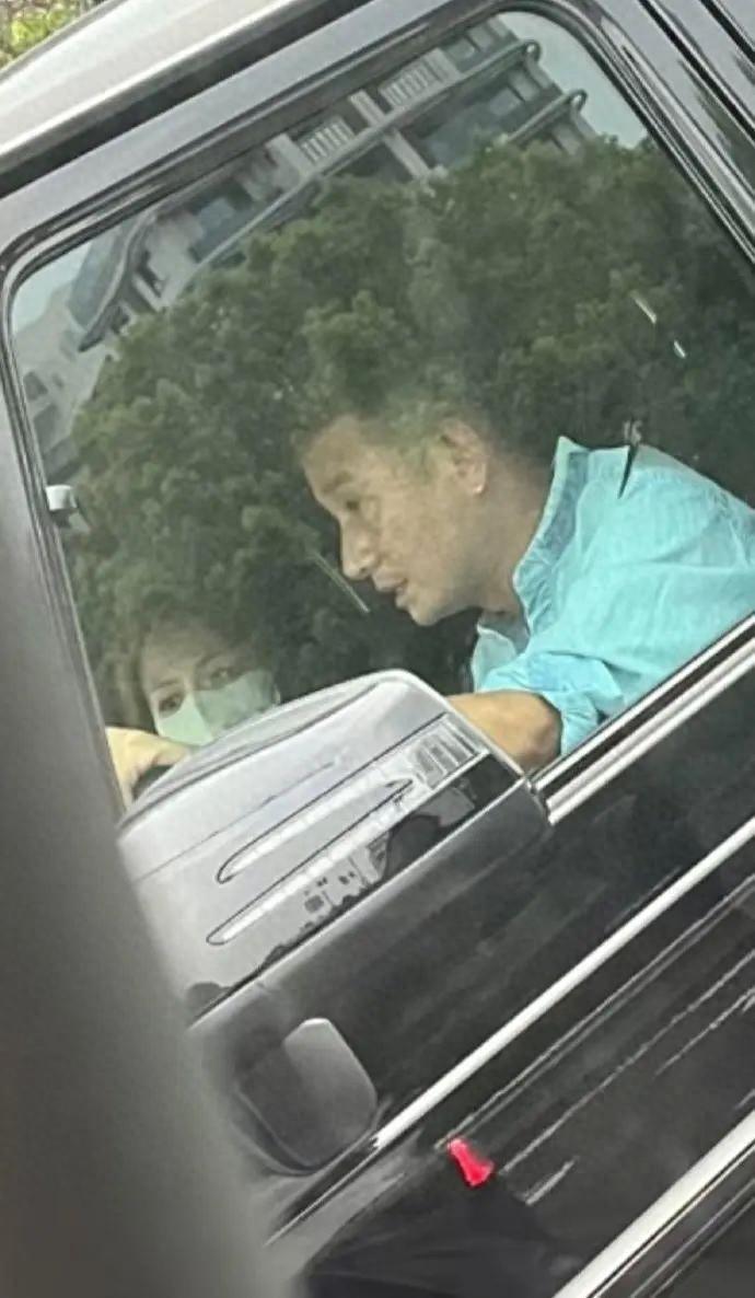 如果当初爆出出轨，
文章立马离婚和姚笛结婚，
结局会不会不一样？

近日，文章开