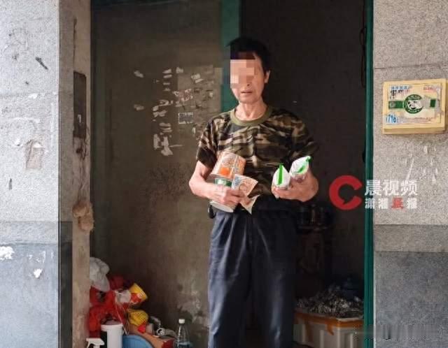 拾荒21年日赚10块，账户躺着42万养老金却不知情，买断工龄的盲区