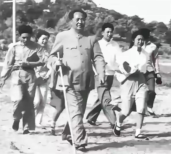 雄风健步，勇往直前！
我们走在大路上，高举红旗向太阳！跟着毛主席，跟着共产党，红