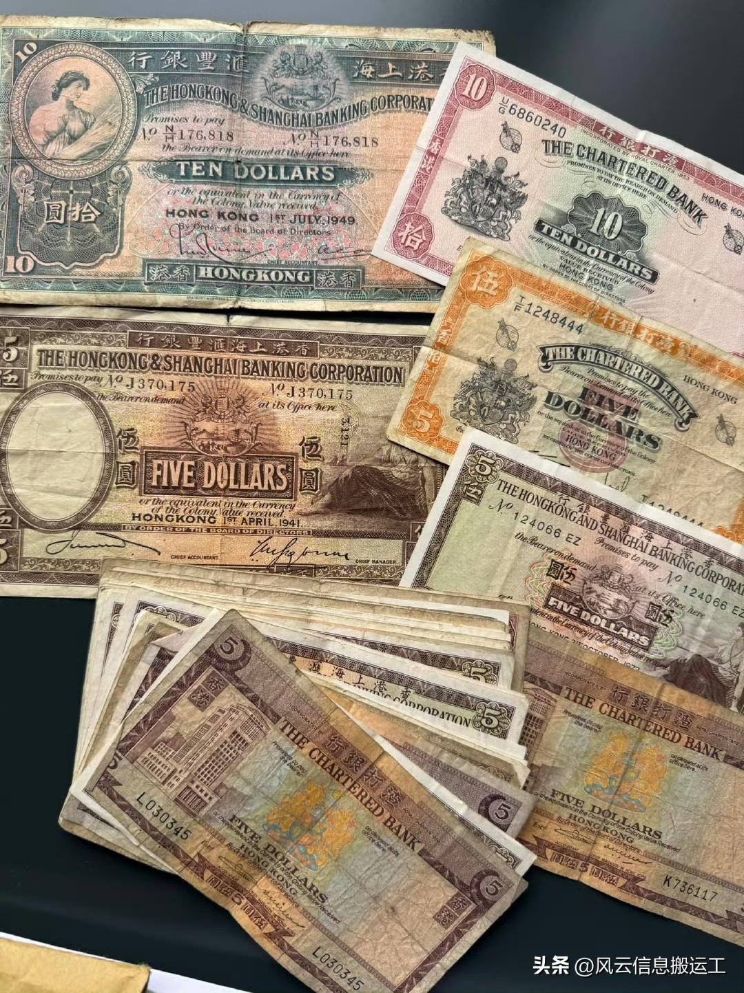 一位网友第一次到香港自由行，拿出一叠家里藏了很久的港币。