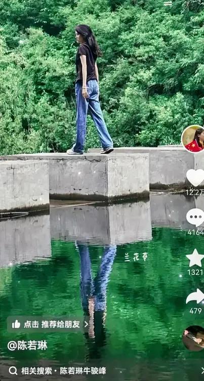 陈若琳的颓劲儿也很美：上穿一件黑色衣服，下穿一条阔腿牛仔裤，脚下一双轻便鞋，还有