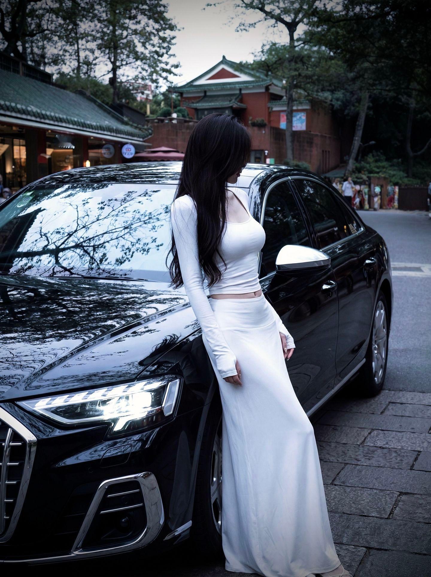 奥迪的大灯是亮 